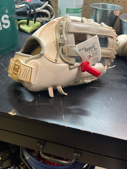 USED FRANKLIN FAST PITCHED SOFTBALL GLOVE WHITE FIELD MASTERS 11.5''