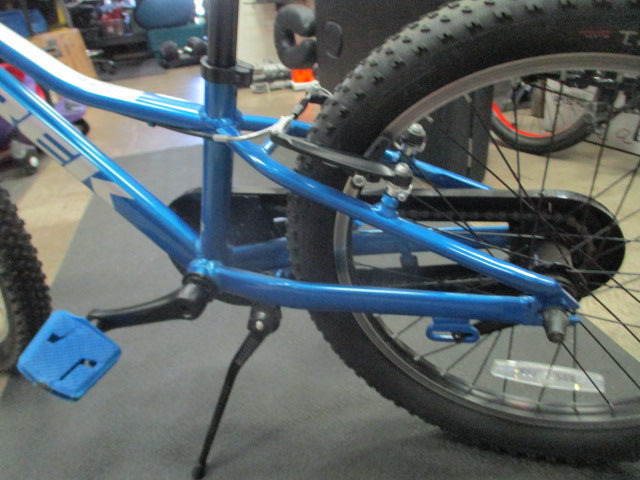 Load image into Gallery viewer, Used Trek Precaliber 20" Blue Kids Bike
