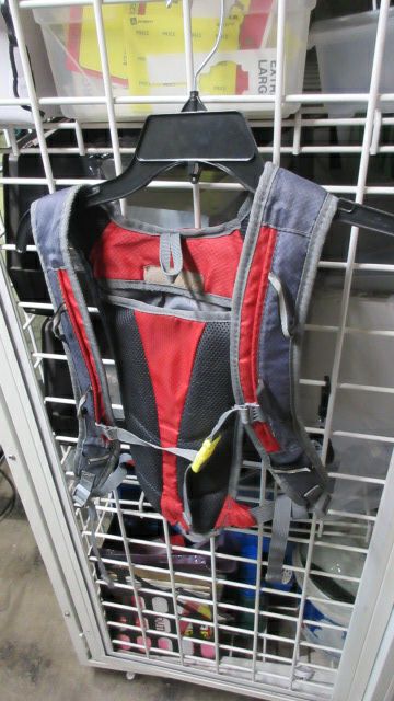 Load image into Gallery viewer, Used Ledge Gooseberry Hydration Pack- wear
