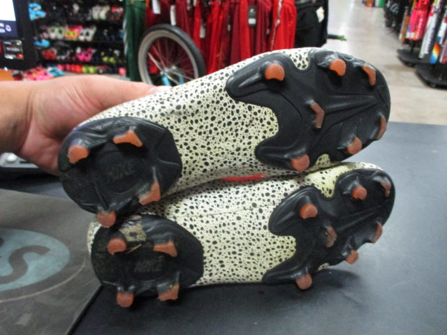 Load image into Gallery viewer, Used Nike Mercurial Size Youth 4 Soccer Cleats (Has Hole)
