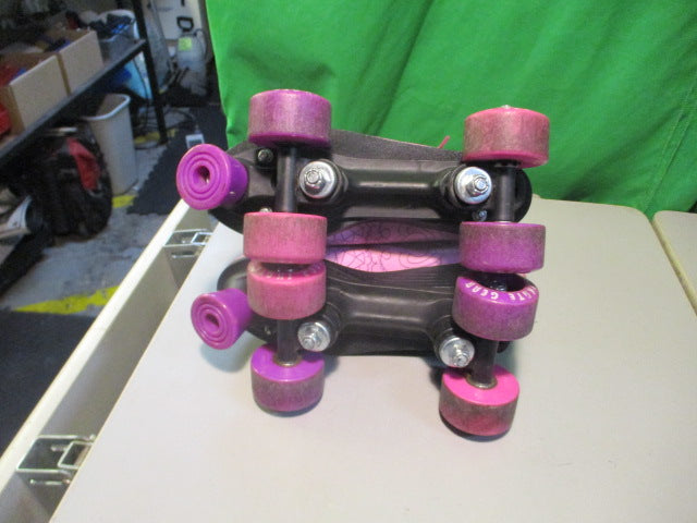 Load image into Gallery viewer, Used Skate Gear Size 5 Pink Quad Skates
