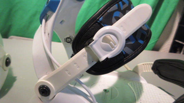 Load image into Gallery viewer, Used GNU Junior Snowboard Bindings w/ Hardware
