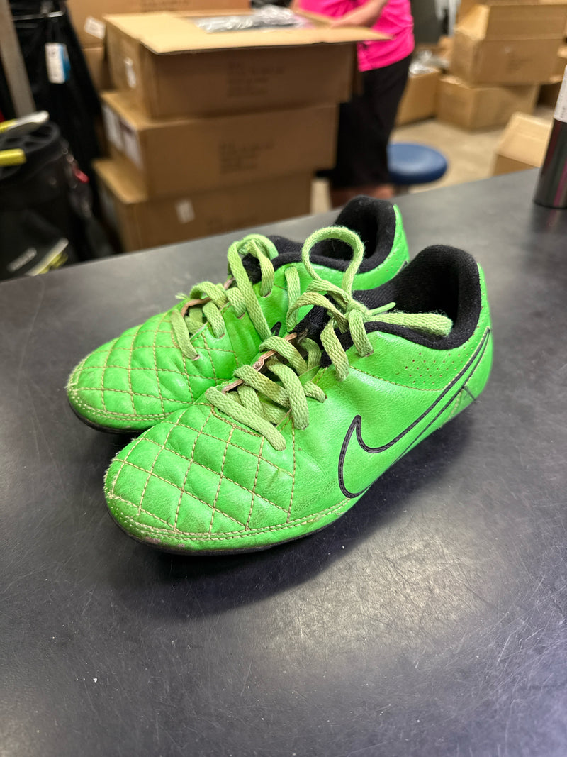 Load image into Gallery viewer, Used Nike Soccer Cleats Size 12C
