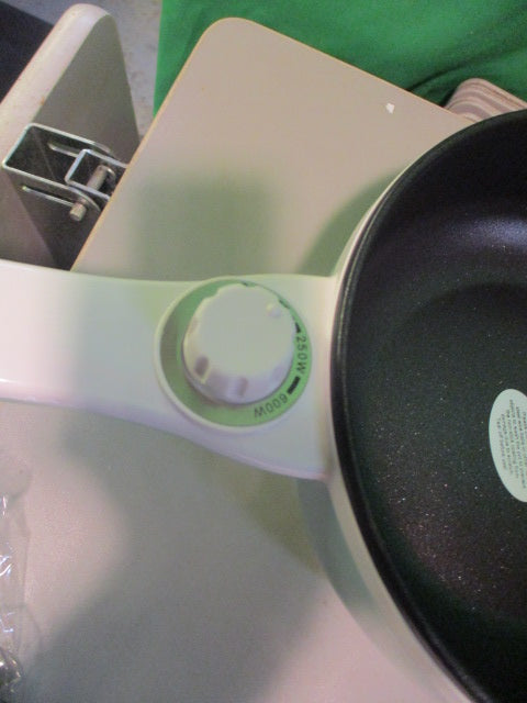 Load image into Gallery viewer, Dezin Electric Cooker 1.5L - Open Box - Cord Behind Counter
