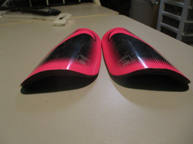 Load image into Gallery viewer, Used Nike Size XS 4&#39;7&quot; - 4&#39;11&quot; Soccer Shin Guards
