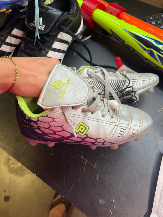 Used dream pairs super flight  grey and green size 3 soccer cleats