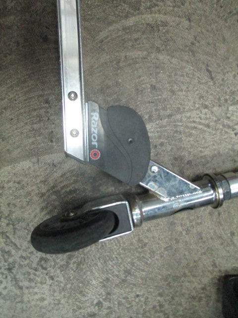 Load image into Gallery viewer, Used Razor Kids Folding Scooter
