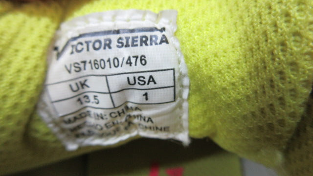 Load image into Gallery viewer, Used Victor Soccer Cleats - Size Youth 1
