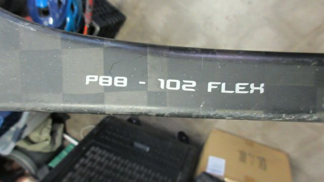 Load image into Gallery viewer, Used Bauer Vapor Apex 63&quot; Hockey Stick - RH - small tip wear
