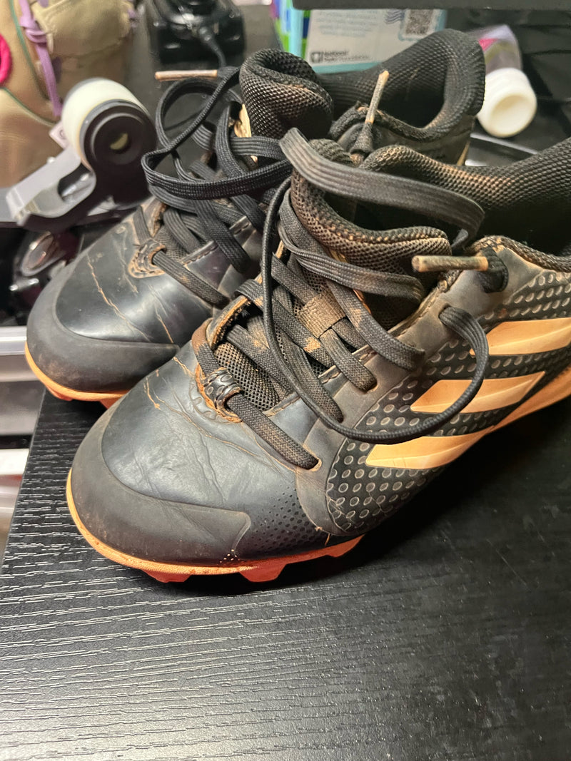 Load image into Gallery viewer, Used Adidas Back and white size 1.5

