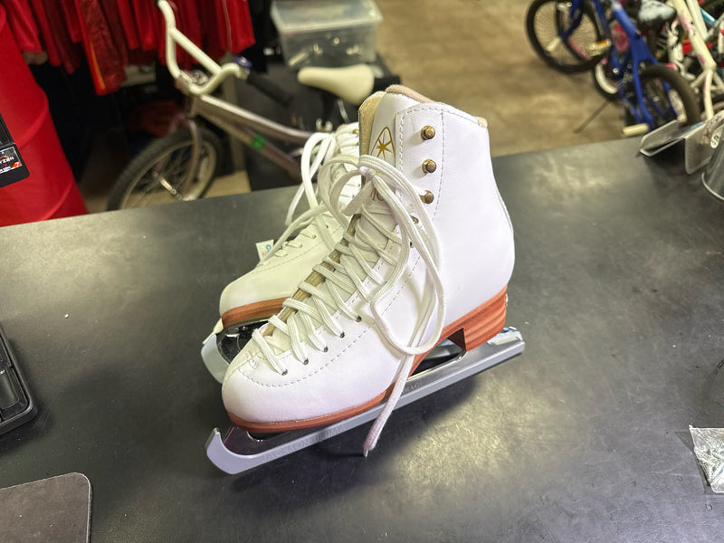 Load image into Gallery viewer, Used Jackson Elle Youth Figure Skates Size 3
