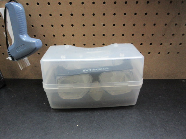 Load image into Gallery viewer, Used Integra Dacor Scuba Mask W/ Case
