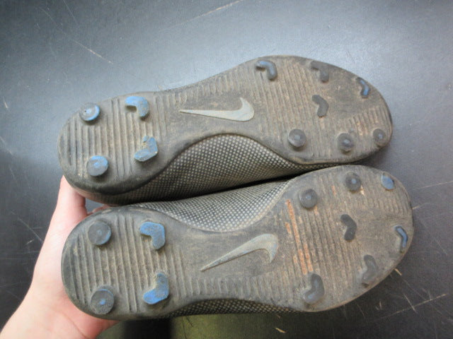 Load image into Gallery viewer, Used Nike Bravata Soccer Cleats - Size Youth 5

