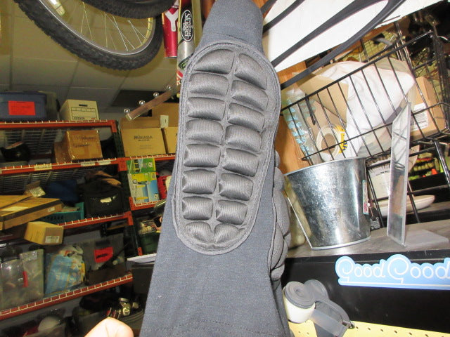 Load image into Gallery viewer, Used Shield Padded Hockey Girdle - Size Youth Small

