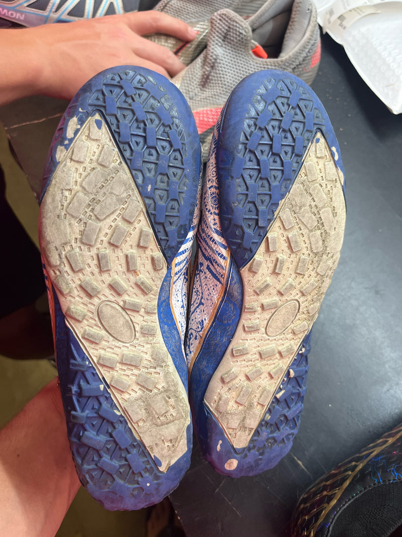 Load image into Gallery viewer, Used Indoor soccer Cleates
