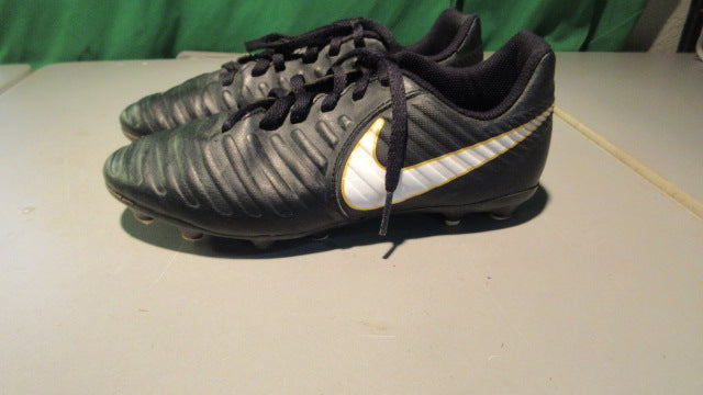 Load image into Gallery viewer, Used Nike Youth Tiempo 2.5Y Soccer Cleats
