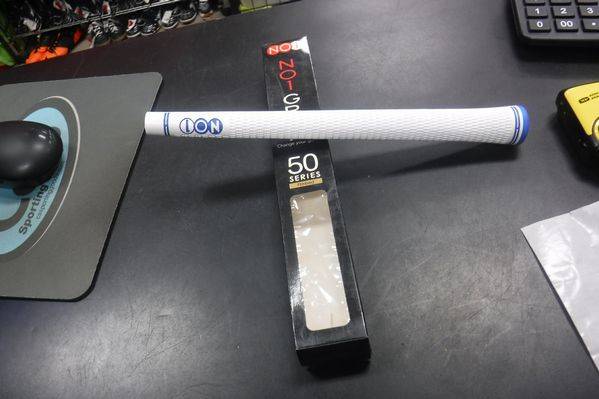 Load image into Gallery viewer, NEW WHITE and Black  NO1 GOLF GRIP SERIES 50
