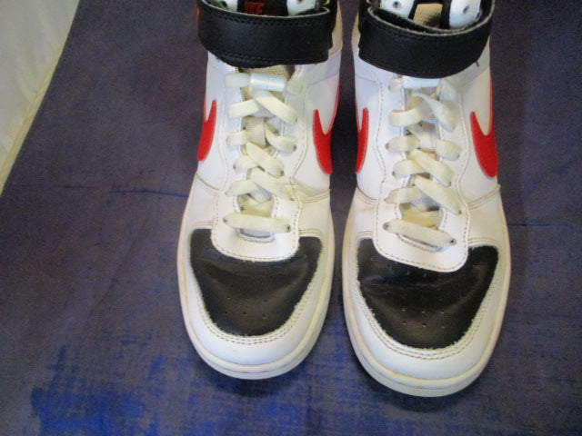 Load image into Gallery viewer, Used Nike Court Borough Basketball Shoes Youth Size 4 - some wear
