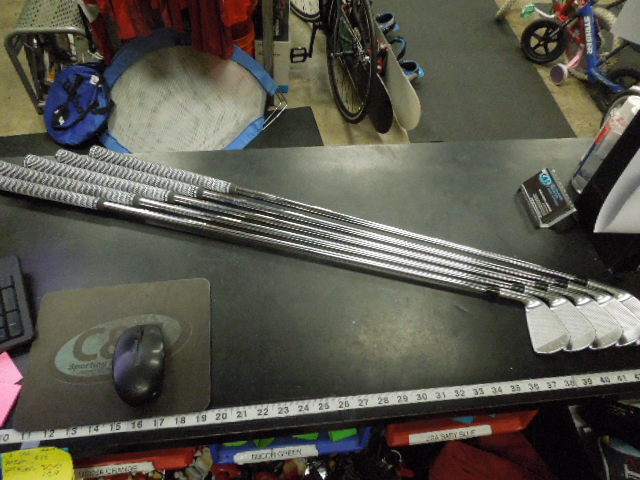Load image into Gallery viewer, Used Callaway Razr X Muscleback 5pc Right Hand Iron Set 6-9 I and P Wedge
