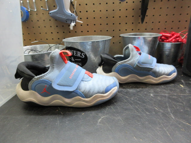 Load image into Gallery viewer, Used Jordan Kids 23/7 Sneakers - Size Youth 1
