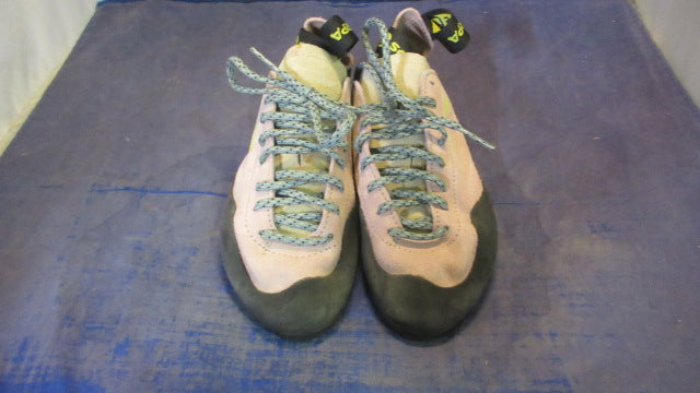 Load image into Gallery viewer, Used Scarpa Eclipse Climbing Shoes Size 36.5
