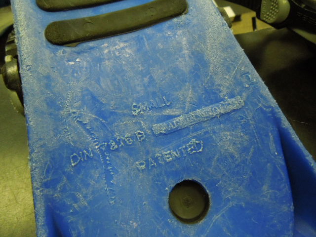 Load image into Gallery viewer, Used Mares Avanti Superchannel Fins in Blue Size Small
