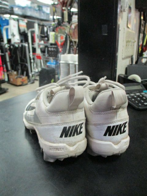 Load image into Gallery viewer, Used Nike Fastflex Alpha Cleats in white size 5.5Y
