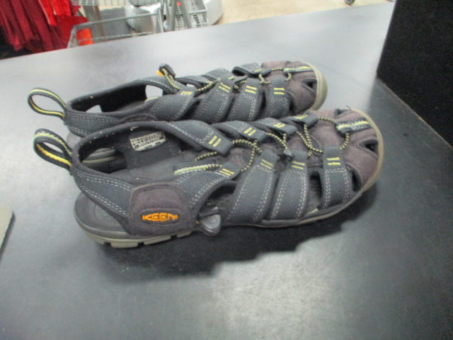 Load image into Gallery viewer, Used Keen Size 6 Water Shoes

