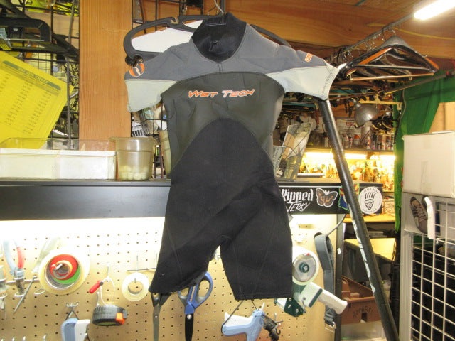 Load image into Gallery viewer, Used Wet Tech Shorty Youth Wetsuit - Size 4
