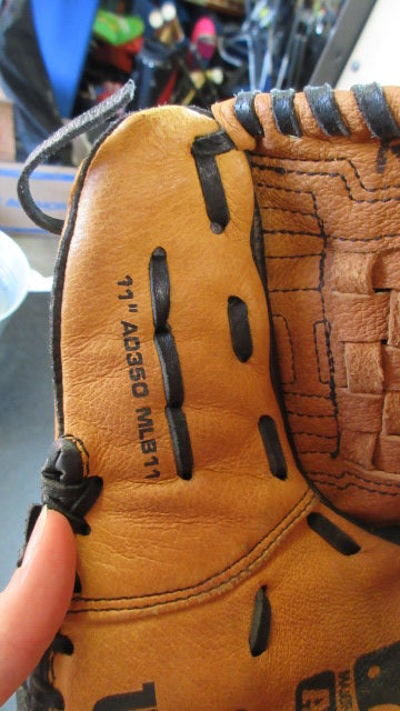 Load image into Gallery viewer, Used Wilson A350 11" Glove - RHT
