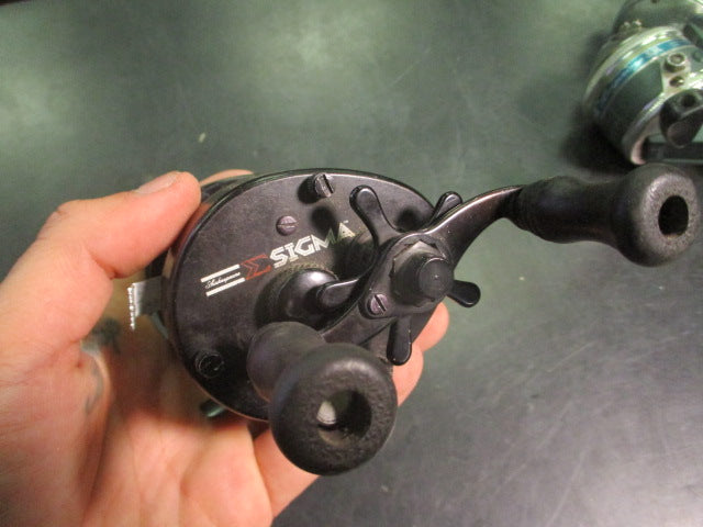 Load image into Gallery viewer, Vintage Shakespeare Sigma 0002 Baitcasting Fishing Reel

