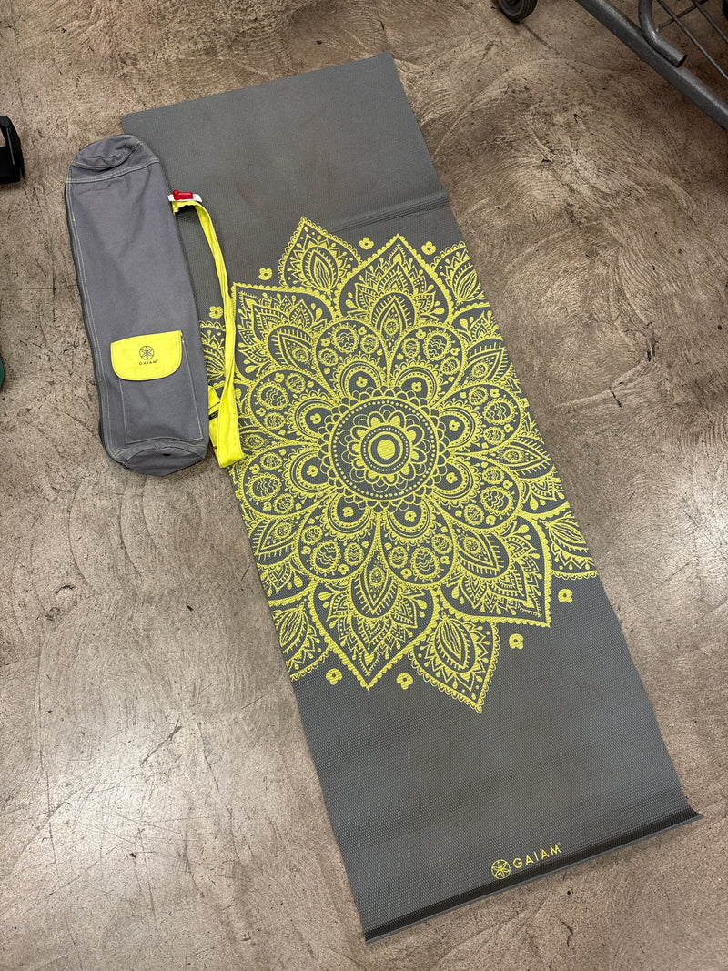 Load image into Gallery viewer, Used Gaiam Yoga Mat w/ Carry Bag
