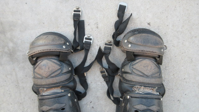 Load image into Gallery viewer, Used Diamond Catchers Shin Guards - Size 12
