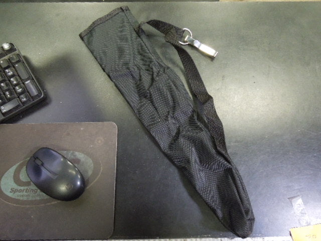 Load image into Gallery viewer, Used Clip On Arrow Quiver with 3 Easton XX75 Camo Hunter Arrows
