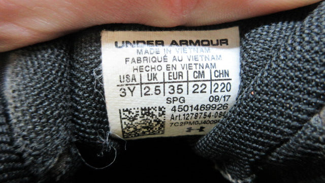 Load image into Gallery viewer, Used Under Armour LeadOff RM Baseball Cleats - Size Youth 3
