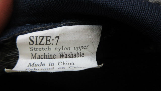 Load image into Gallery viewer, Used Wave Water Shoes - Size 7
