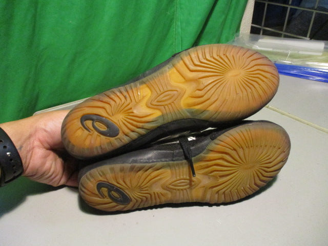 Load image into Gallery viewer, Used Oasics Size 6 Wrestling Shoes
