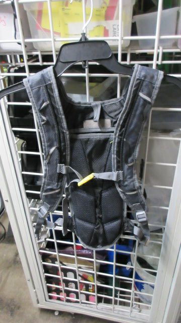 Load image into Gallery viewer, Used Ledge Gooseberry Hydration Pack
