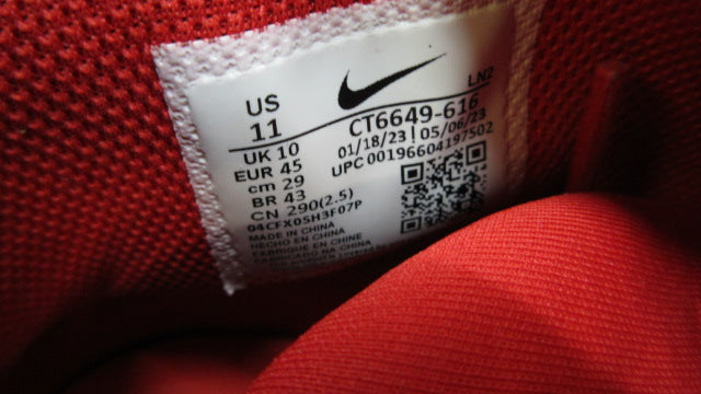 Load image into Gallery viewer, Used Nike Alpha Football Cleats - Size 11

