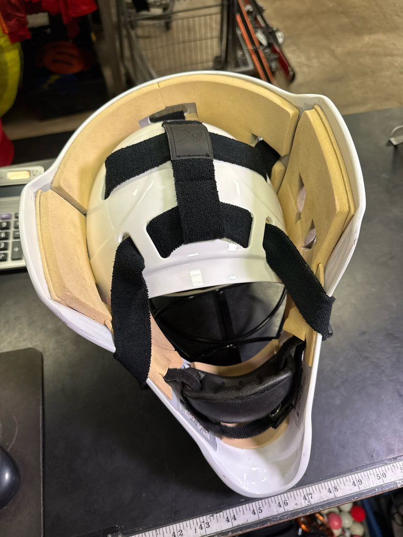 Load image into Gallery viewer, Like New Victory Sports V6 Adult Goalie Mask with HECC Cat Eye Cage Size Med
