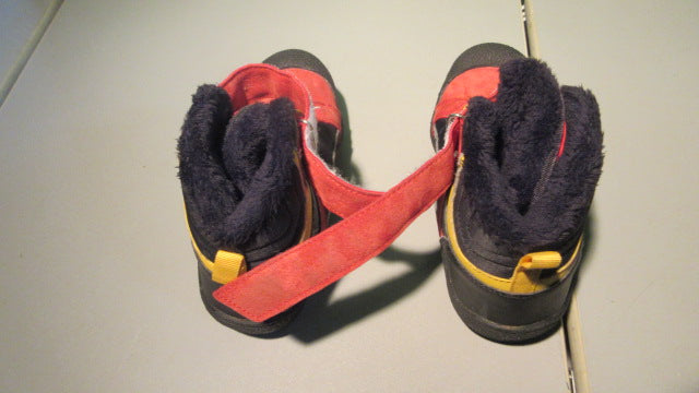 Load image into Gallery viewer, Used Quickshark Youth Winter Boots Size 13 Youth
