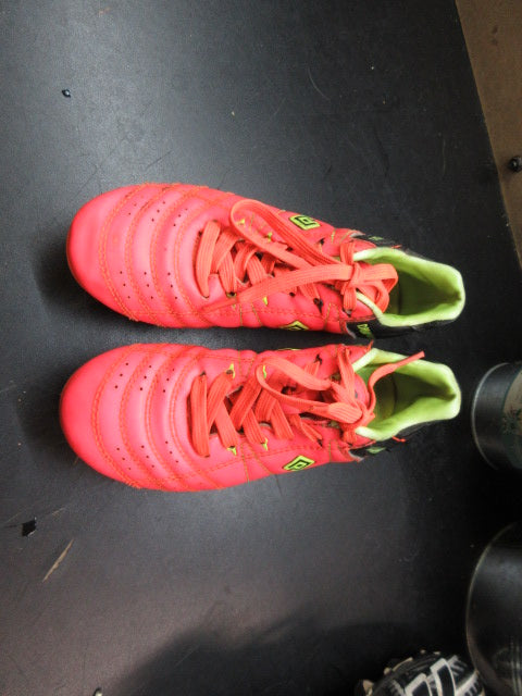 Load image into Gallery viewer, Used Dream Pairs Soccer Cleats - Size 1
