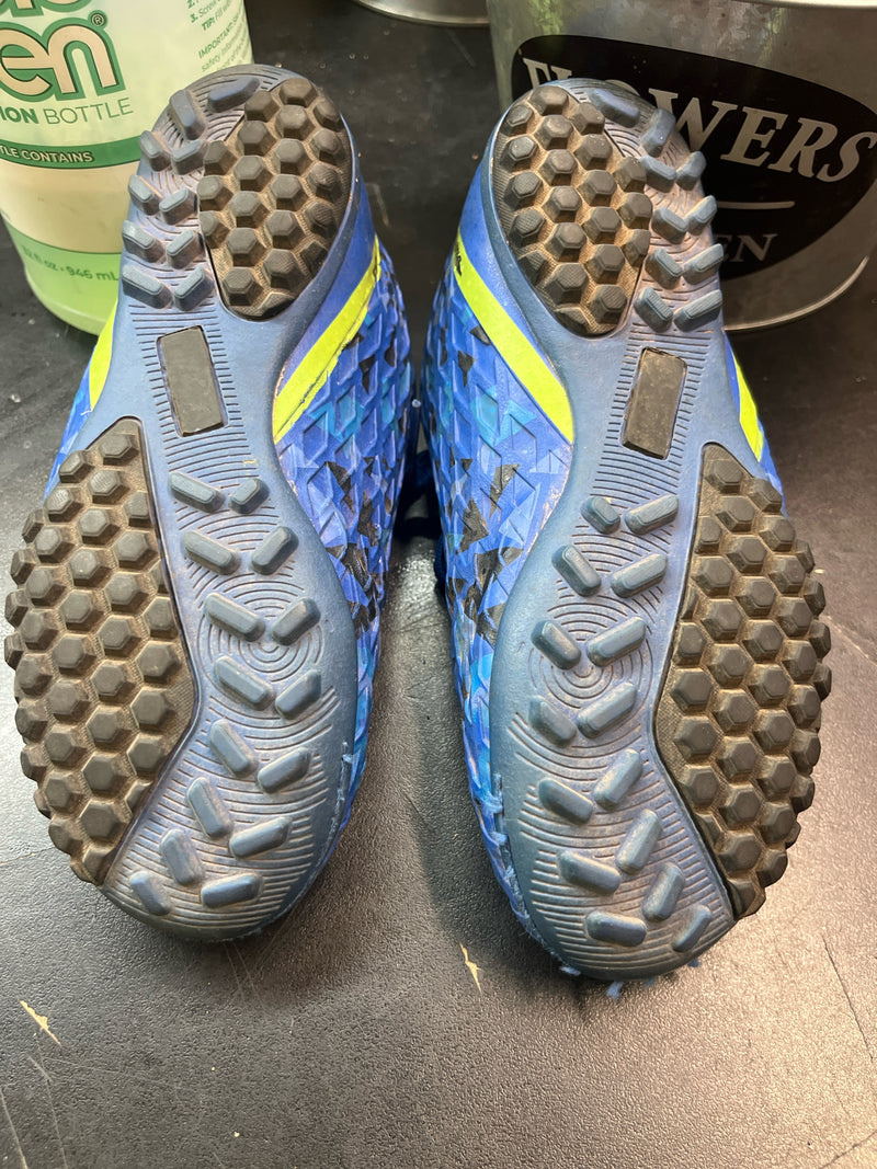 Load image into Gallery viewer, Used Indoor Soccer Shoes Size13 Blue and Green
