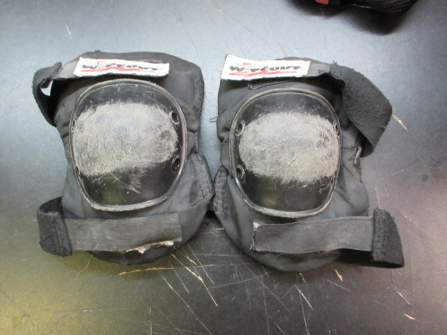 Load image into Gallery viewer, Used Wipe Out Skating Knee Pads - Youth
