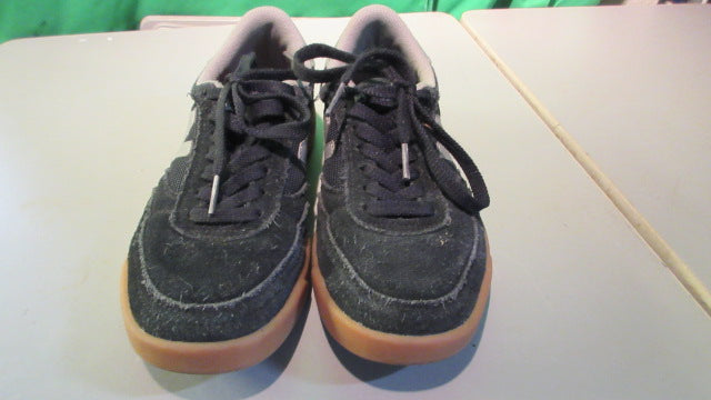 Load image into Gallery viewer, Used New Balance Girls Low Profile 5Y Shoes

