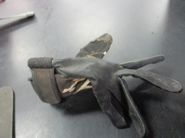 Load image into Gallery viewer, Used Under Armour Size Youth Left Hand Batting Glove
