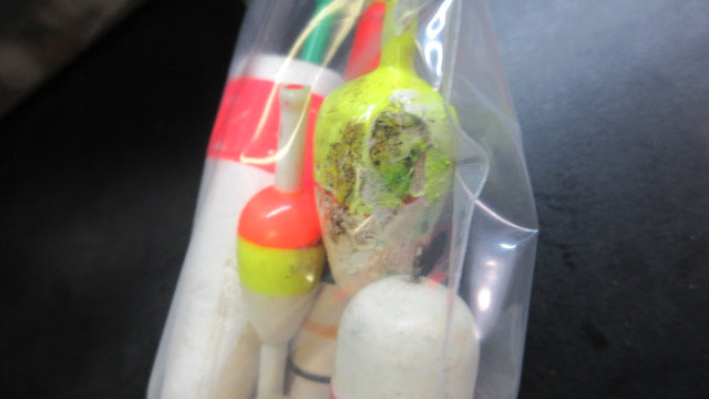 Load image into Gallery viewer, Used Fishing Floats - 6 Piece
