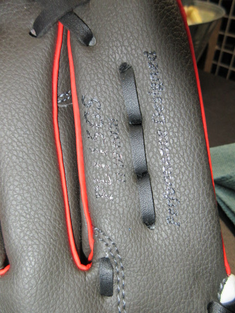 Load image into Gallery viewer, Used Rawlings Players Series 11.5" Glove - RHT
