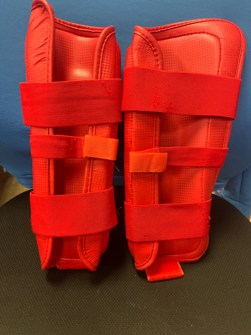Load image into Gallery viewer, Used Shin guards Size Med

