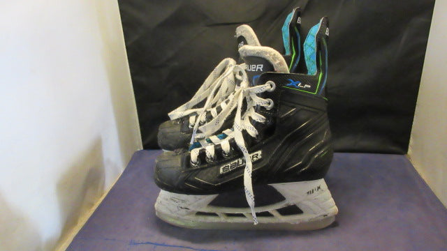 Load image into Gallery viewer, Used Bauer XLP Hockey Skates Size Youth
